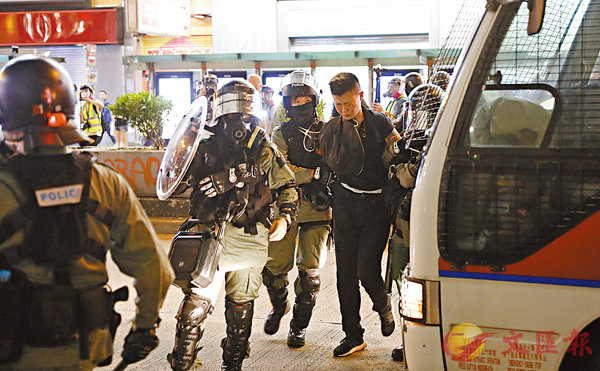 ■警方前晚在旺角清場，拘捕多名黑衣魔。香港文匯報記者 攝