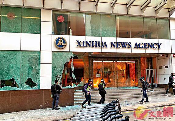 ■黑衣魔昨日破壞新華社亞太總分社辦公大樓的大門玻璃、閘門，並投擲燃燒彈致大堂內起火。