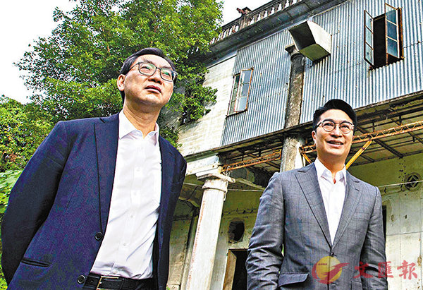 ■李家誠（右）表示，�琣a是首個支持社會房屋的企業。旁為黃浩明。