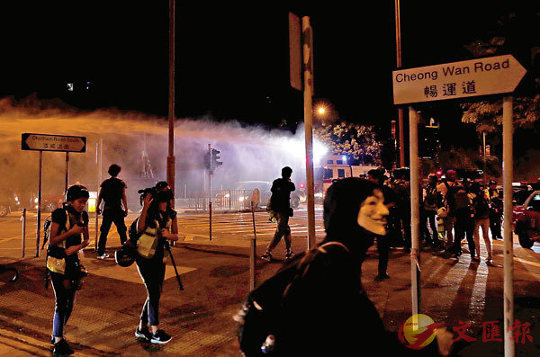 ■網上發起尖沙咀「全民V煞日」非法集會，警方出動水炮車驅散。 法新社