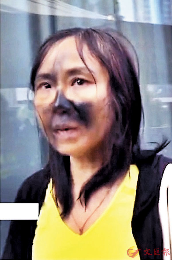 ■ 荃灣大河道一女子被黑衣魔噴黑漆侮辱。電視截圖
