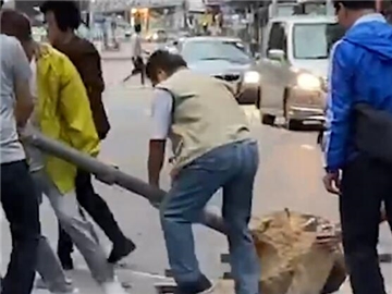 亂磚路障中 他們的身影令人感動 