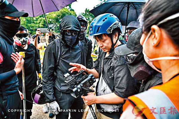 ■理大黑衣魔強迫新華社記者刪除記憶卡。 網上圖片