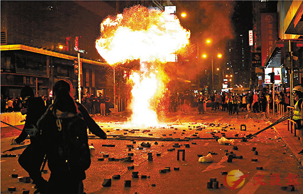 黑衣魔昨晚在彌敦道燒路障A爆出磨菇雲火球C 香港文匯報記者 攝