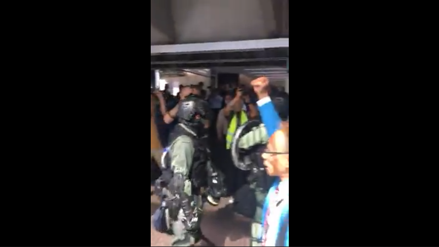 市民中環高呼撐警口號 支持警方止暴制亂 