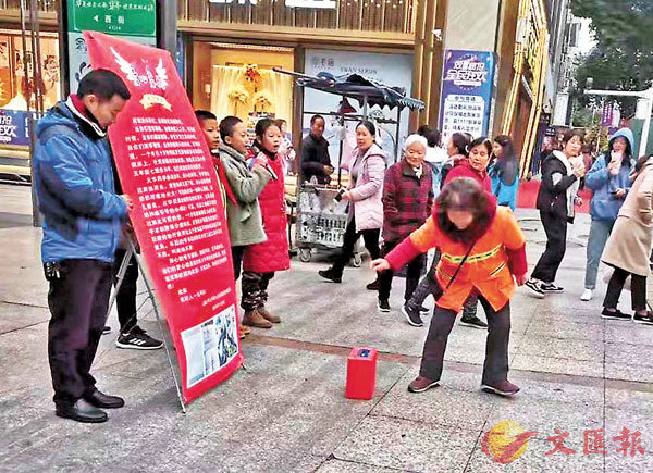 四川省一名年僅10歲小學生被確診為淋巴癌,其所在班級的老師、同學紛紛走上街頭為他募捐。 網上圖片