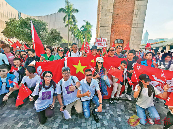 逾千名愛國愛港人士自發到尖沙咀鐘樓參加快閃唱國歌活動。 香港政研會fb圖片