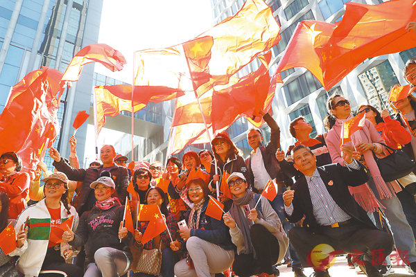 參與u愛國護港v大集會的人士呼籲市民團結一致A面露笑容揮動手上的國旗A並在臉上貼上國旗的心形貼紙C 香港文匯報記者 攝