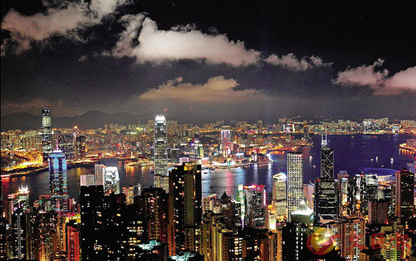 香港經濟明顯轉差之際A兩電昨日仍宣佈加價C港燈加幅為5.2%A中電加幅為2.5%A下月1日生效C 資料圖片