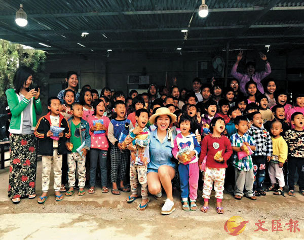 素素看望其资助的缅甸木姐孤儿院的孩子. 受访者供图