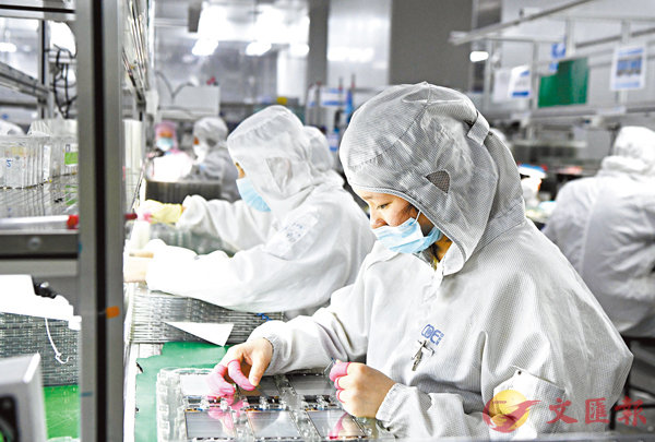 ■ 全國發展和改革工作會議要求堅持穩字當頭,促進經濟平穩運行。圖為工作人員在重慶市渝北區的中光電顯示技術有限公司觸摸屏生產車間內作業。 新華社