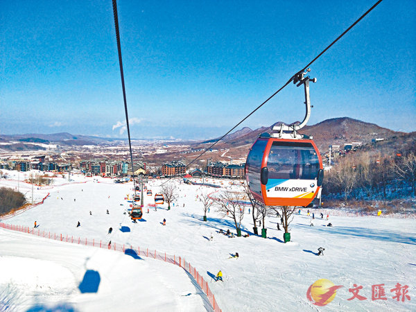 ■萬科松花湖滑雪場索道。香港文匯報記者朱燁 攝