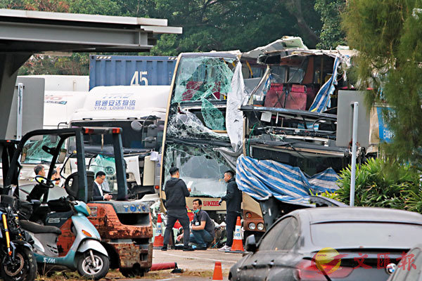 ■涉事巴士猶如廢鐵。香港文匯報記者  攝