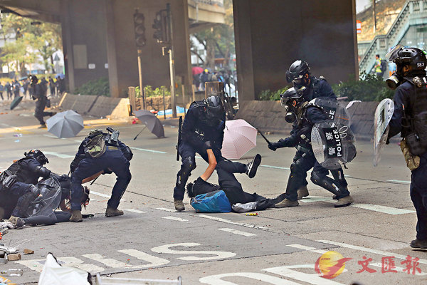 ■上月理大事件中,數千黑衣魔衝擊警方防線,企圖增援理大。圖為上月18日,警方在加士居道制服多名暴徒。資料圖片