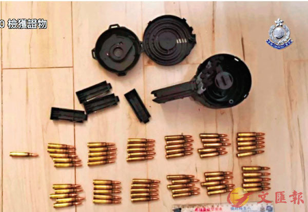 ■警方檢獲AR-15步槍及超過200發子彈，其中61發是裝在環形快速入彈器之內。 警方fb截圖