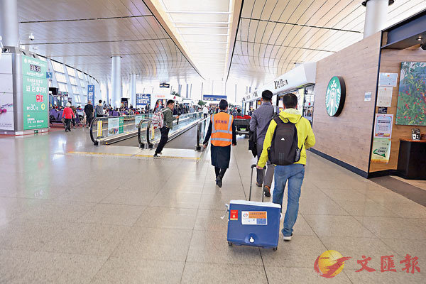 ����ͦb�F��u�@�H���޾ɤU�A�q�L�u���q�D�v�B�e���x�C �F��ѹ�