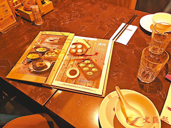 ■黑衣魔搗亂食肆，將辣椒醬倒瀉塗污餐�^。 香港文匯報記者  攝