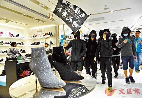 ■ 香港市民剛剛度過一個「黑色聖誕」，黑衣魔在各大商場瘋狂搗亂破壞，全城陷入恐慌。 資料圖片