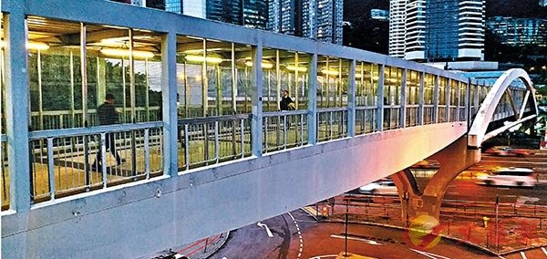 ■天橋裝上鐵絲網，嚴防暴徒高空擲物。 香港文匯報記者  攝