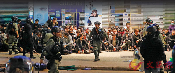 ■警方入夜後在銅鑼灣軒尼詩道519號花旗分行外拘押大批示威者，並跟進調查。 香港文匯報記者 攝