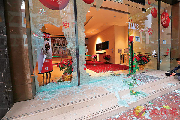 ■中國人壽大廈的玻璃門被打破。香港文匯報記者 攝