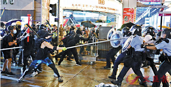 ■政府指示威者的暴力已達至非常嚴重程度。圖為去年8月25日晚，荃灣有大批激進示威者襲擊警察。 資料圖片