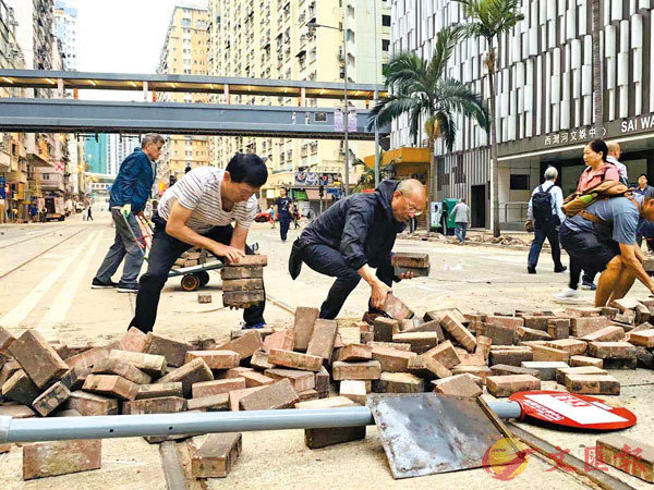 ��11��15�馭�W7�ɡA�֫جٴ�ϬF��e���p�˷|�ƺʨƪ��ݯ��Ѫ������o�a����b���W�e�ϤΪ��񪺦U�ũe���H�κ֫ت����p�|��q�F���|���b���W�e�ϤΪ��񪺶m�˦@40�h�H�A�۵o�b���W�e�a�K������M�z����D���������B�h���j�Y�B�M�z���٤ΩU�������C