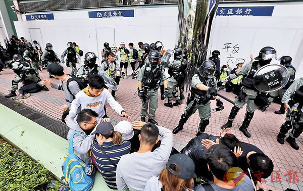 ■ 多人在交銀門外被截查或被制服。 香港文匯報記者 攝