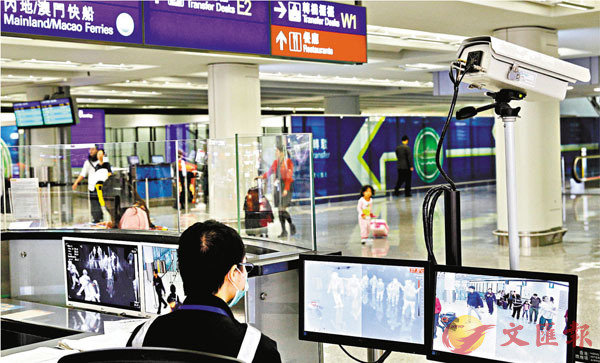 ■民建聯針對新型冠狀病毒肺炎擴散昨日再提出18項建議。圖為香港機場工作人員對旅客進行體溫檢測。 資料圖片