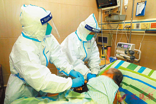 ■ 22日，武漢大學中南醫院全力救治新型冠狀病毒感染的肺炎患者。  中新社