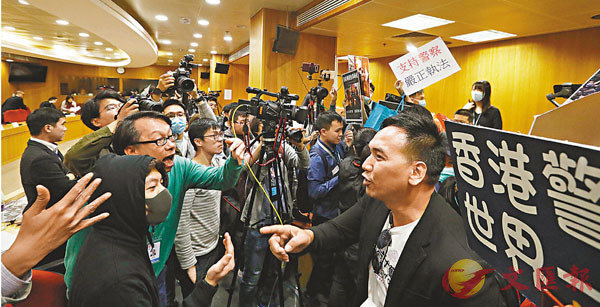■泛暴派議員自問自答引市民噓聲，陳琬琛竟然將成排市民趕出會議室。 香港文匯報記者  攝