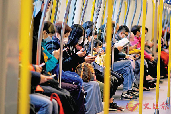 ■市民防疫意識加強，港鐵車廂裡多見戴口罩乘客。香港文匯報記者  攝