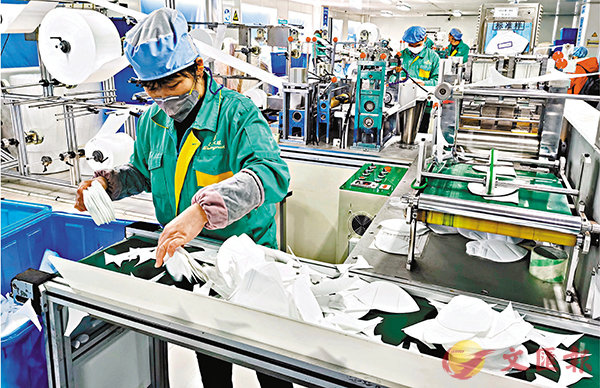 ■上海大勝衛生用品製造有限公司的工人們在分揀下線的口罩。 香港文匯報記者張帆  攝