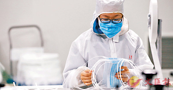 ■重慶委託有關企業從海外採購了一批口罩，在雲南大理被截留徵用。圖為2月6日，在山東省青島市即墨區的青島衛康利醫療器械有限公司生產車間，工人在加緊生產口罩。 新華社