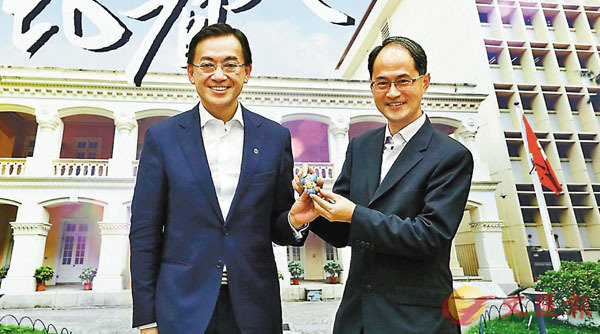 ■ 香港天文台台長岑智明(左)將退休,鄭楚明(右)將接任天文台台長。 香港文匯報記者 攝