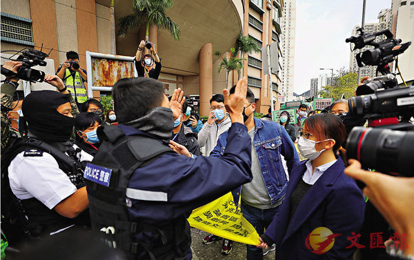警員在長沙灣戒備及截查多名青年時A曾被示威者包圍及指罵C香港文匯報記者 攝