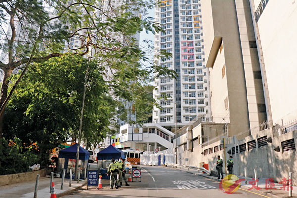 ■駿洋�h外圍已設置警崗。 香港文匯報記者 攝