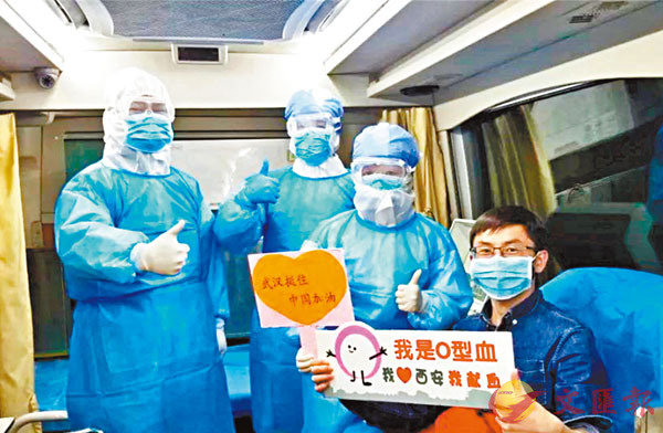 ■陝西省血液中心醫護人員與小白（右）合影。受訪者供圖