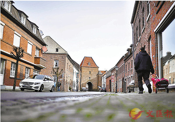 ���w��j���O�d�W�Ŧ~�ذѥ[�̡C �k�s��