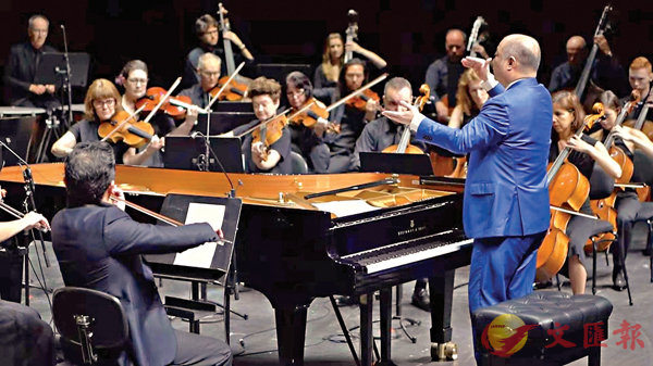 ■上海歌劇院院長、著名指揮家、鋼琴家許忠在澳洲指揮當地藝術家排演《黃河頌》為中國祈福。  上海歌劇院提供