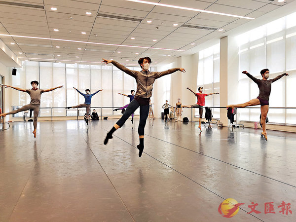■上海芭蕾舞團近日恢復了訓練，戴�茪f罩並沒有降低訓練強度。 張帆 攝