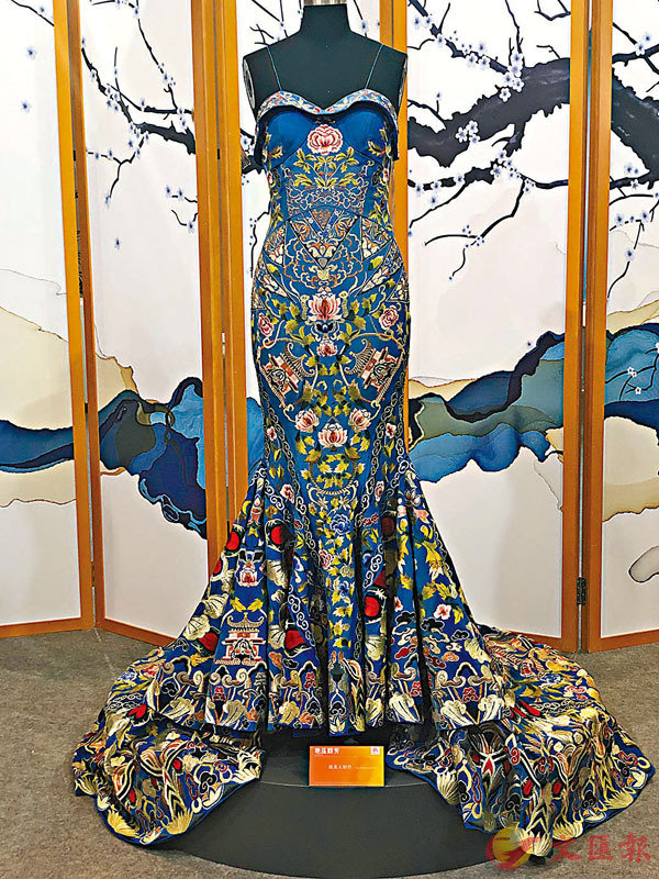 ■刺繡是體現旗袍是否高質量的標誌，圖為重慶文博會展出的手工蜀繡旗袍。