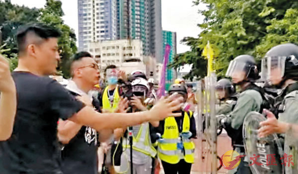 ■去年暴力衝擊期間，反對派譚文豪（左一）和楊岳橋（左二）阻警執法。 資料圖片