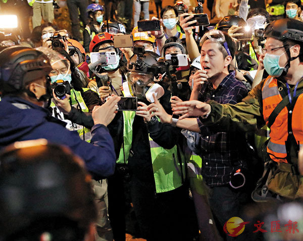 ■泛暴派議員許智�萰它b現場與警方對峙。 香港文匯報記者  攝