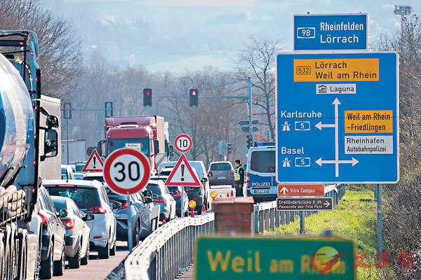  德國警察在德法邊境的高速公路進行車輛管控C 法新社