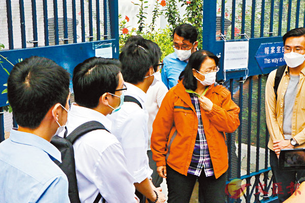 鄭麗琼被捕後步出葵涌警署C 香港文匯報記者 攝