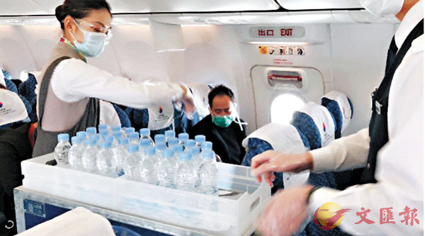 ■東海航空空乘人員服務乘客。受訪者供圖