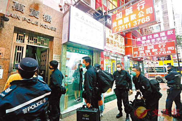 ■警方爆炸品處理課人員到場登樓調查。香港文匯報記者  攝