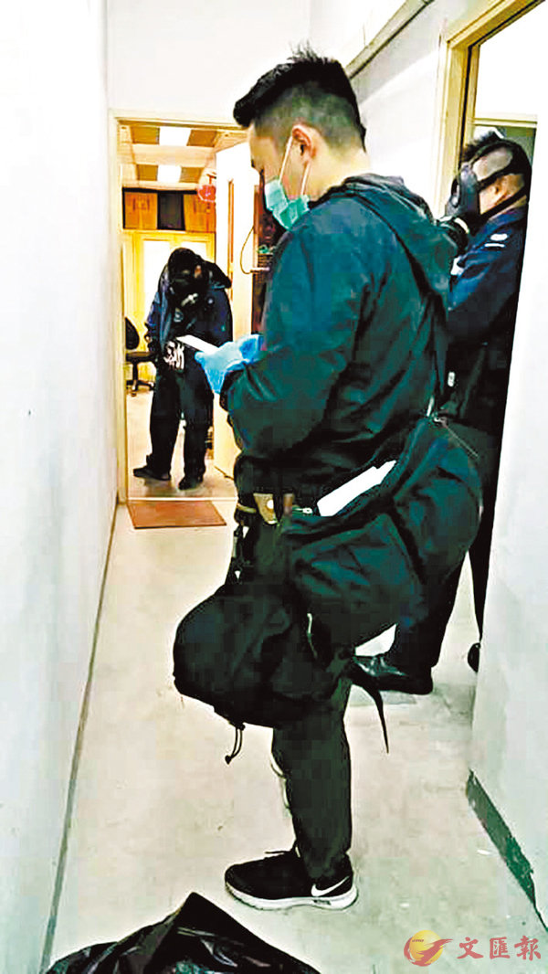 ■有戴上防毒面具的警員在收信單位現場調查。 香港文匯報記者  攝