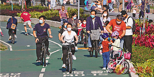 ■ 住宅屋苑密集的將軍澳，仍有不少市民外出踩單車。 香港文匯報記者  攝